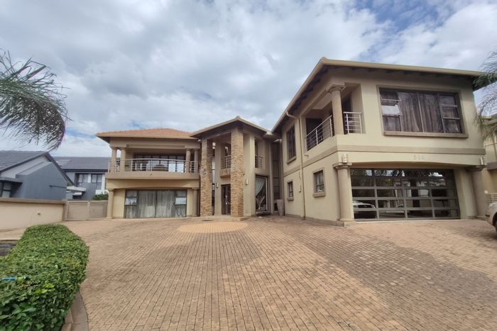 For Sale: House in Xanadu with pool, bar, 5 bedrooms, and ample parking.