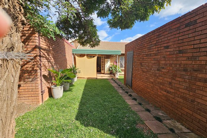 Die Hoewes Townhouse For Sale: 2 beds, private garden, double garage, no transfer duty.