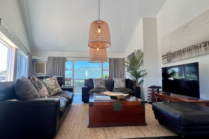 Flamingo Vlei House To Rent: 4 beds, pool, garden, close to amenities.