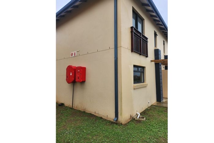 Townhouse For Sale in Kidds Beach: 2 beds, near schools and shopping complex.