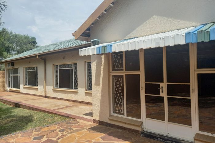3-Bedroom House To Rent in Monument Heights with Pool, Garage, and Fiber Internet.