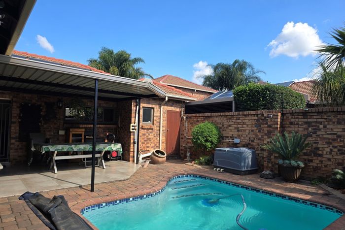 Townhouse To Rent in Aerorand South: 3 beds, solar pool, secure complex.