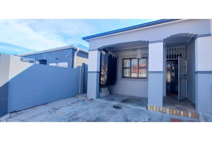 Maitland House For Sale: Renovated 3-bed, 2-bath with loft and parking.