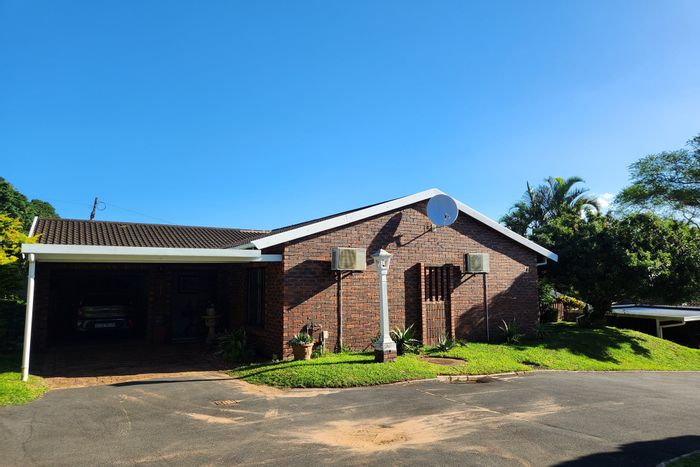 For Sale: 3-Bedroom Townhouse in Amanzimtoti with garden, Jacuzzi, and pet-friendly complex.