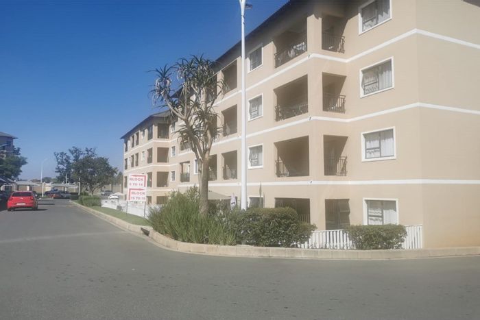 Lilianton Townhouse To Rent: Secure living, 2 bedrooms, open-plan layout, close to amenities.