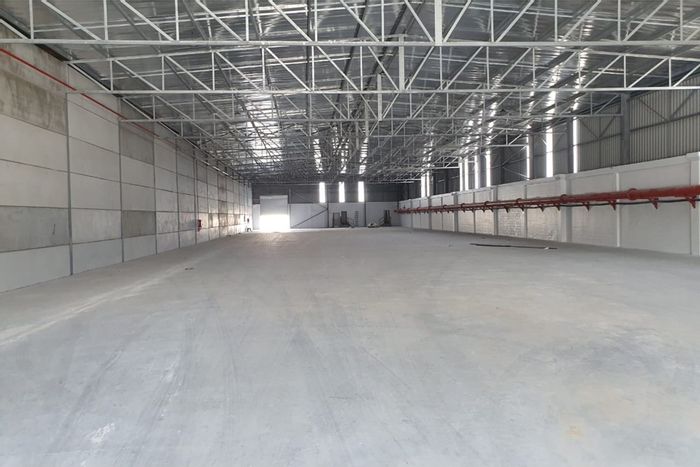 To Rent: 1,911m2 Industrial Warehouse in Sidwell with 24-hour security and flexible office space.