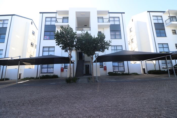 2-Bedroom Apartment in Sandown For Sale: Gym, Pool, Security, Balcony Access.