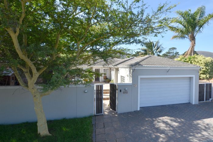 Welgelegen 2 House For Sale: 5 bedrooms, pool, solar system, park access.