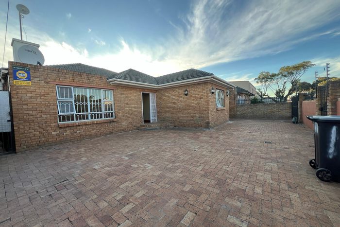 Kensington House For Sale: 4 beds, bar, scullery, 3-car garage, security features.