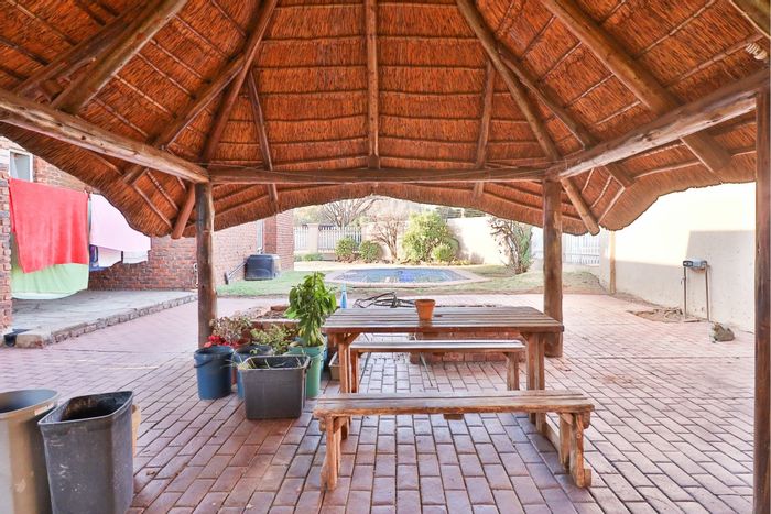 For Sale: Spacious Wierda Park house with pool, flatlet, and ample parking.