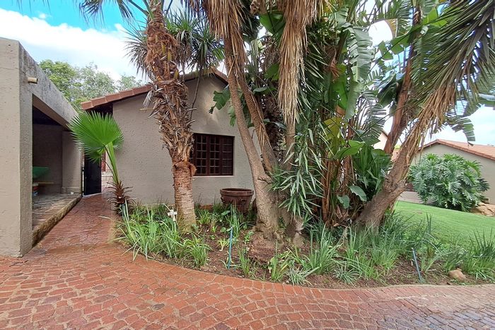 Cottage to Rent in Douglasdale: Includes utilities, private garden, and secure parking.