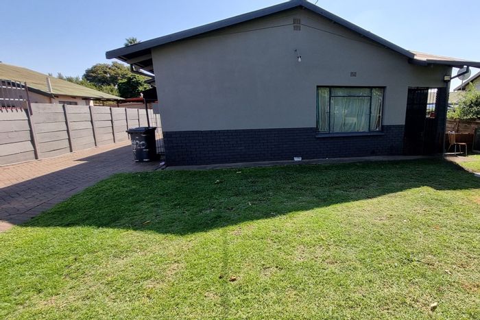 Claremont House For Sale: Spacious yard, flatlet, parking, and renovation potential.