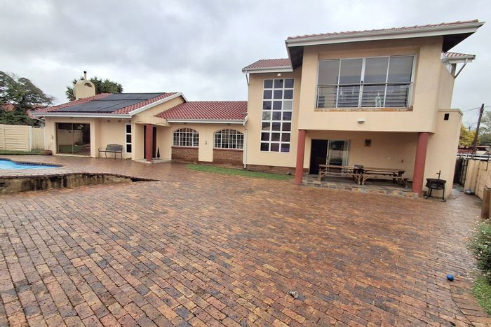 House for Sale in Highway Gardens: Large pool, 4-car garage, secure area.