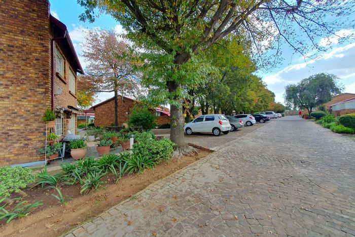 For Sale: Apartment in Sunair Park with kitchen, garage, and community amenities.