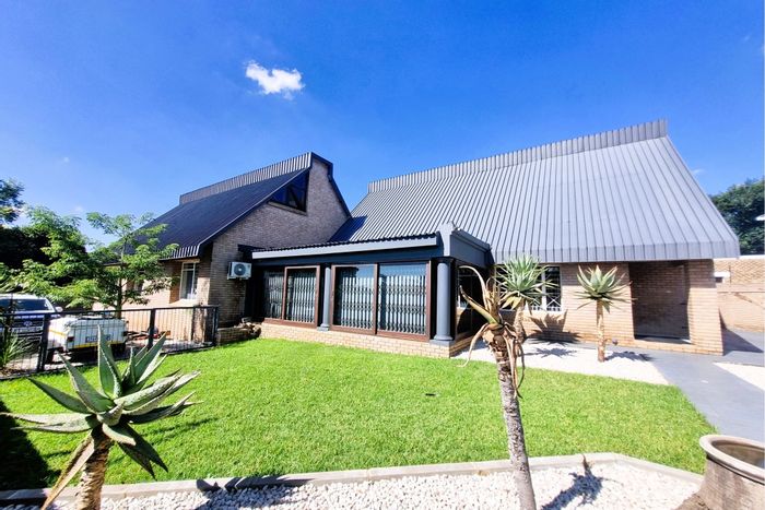 For Sale: Spacious Moreleta Park house with loft, staff room, and off-grid features.