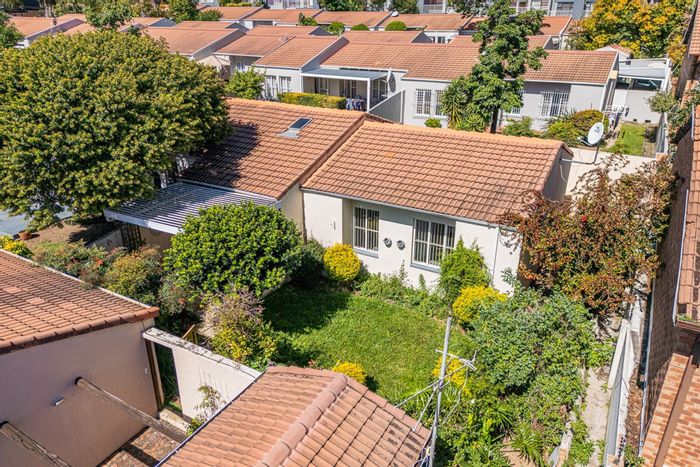 Ferndale Townhouse For Sale: 3 Bedrooms, 2 Bathrooms, Garage, and Carport.