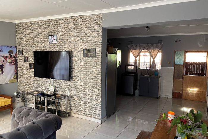 For Sale: House in Mhluzi with 3 bedrooms, open plan living, and parking.