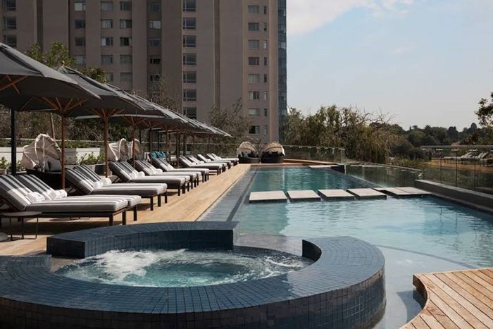 To Rent: Apartment in Sandown with gym, pool, and 24-hour concierge.