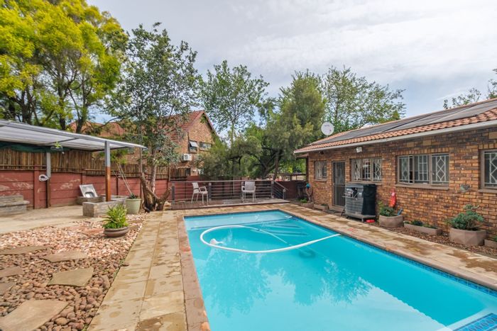 Glenvista House For Sale: 3 Bedrooms, pool, entertainment area, ample parking.