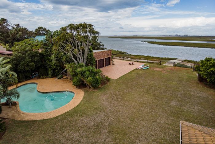 Spacious 4-bedroom house in Amsterdamhoek with pool, gym, and boat access. To Rent.