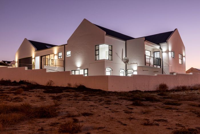For Sale: House in Da Gama Bay with sea views, flatlet, and entertainment area.