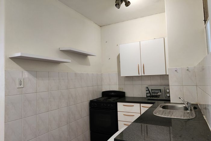 Illovo Apartment To Rent: 0.5-bed, parking, close to dining and shopping.