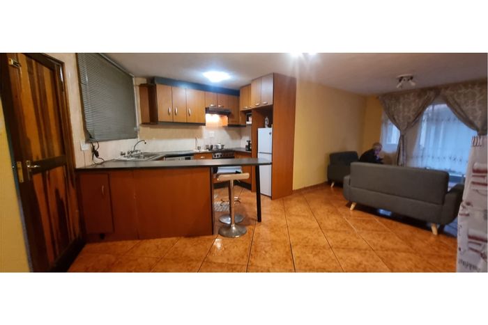 2-Bedroom Apartment For Sale in Florida Lake with Balcony, Carport, and Security.