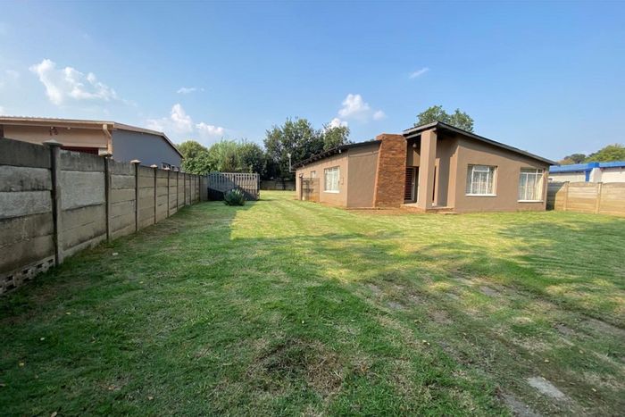 For Sale: House in Sonland Park with 3 bedrooms, granny flat, and spacious yard.