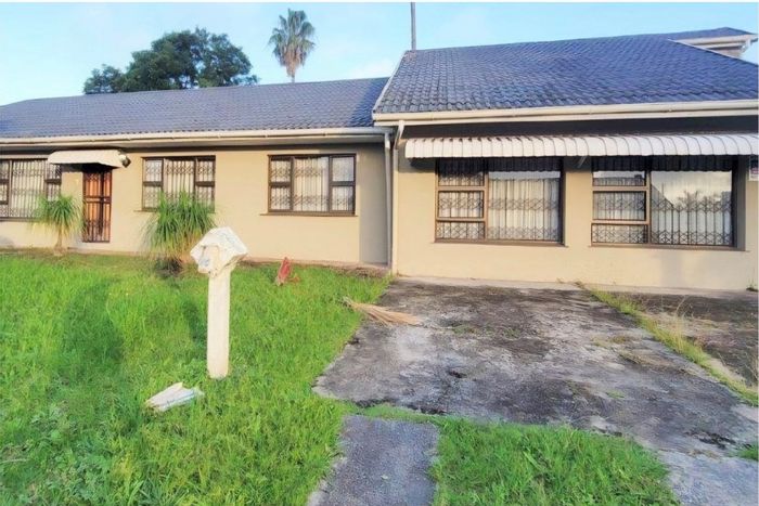 For Sale: House in Beacon Bay with pool, braai area, and double garage.