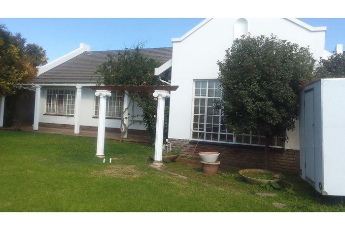 4-Bedroom House with Pool, Cottage, and Carport in Glen Marais - To Rent
