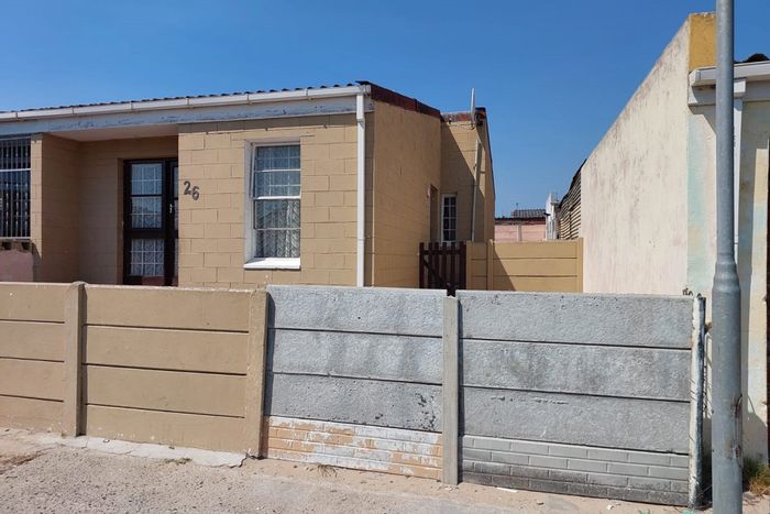 Rocklands House For Sale: 2 bedrooms, pet-friendly, near schools and transport.