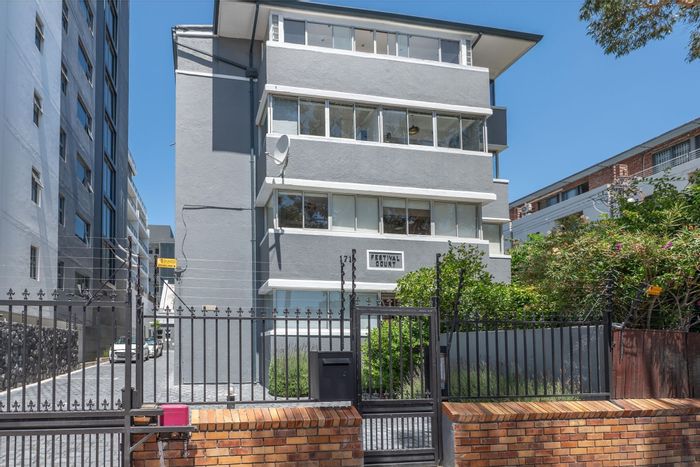 To Rent: Spacious 2-bedroom apartment in Green Point, near parks and waterfront.