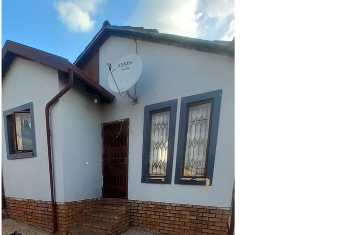 2-Bedroom House For Sale in Mahube Valley with spacious living and ample parking.