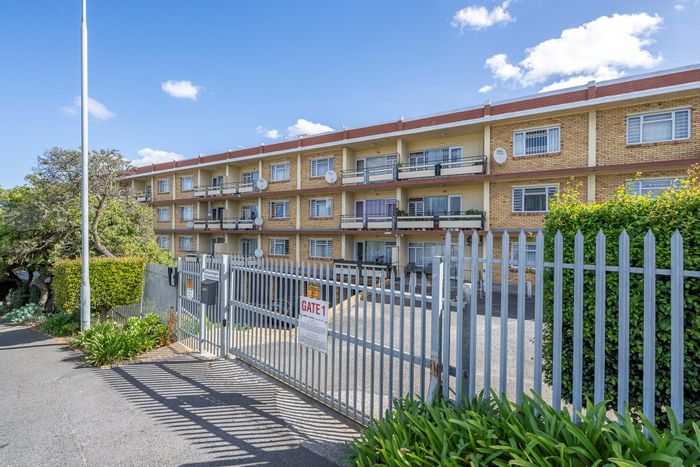 For Sale: 2-Bedroom Apartment in Stellenridge with Garden, Parking, and Accessibility Features.