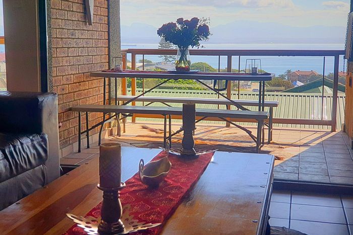 Ocean views, private balcony, 3 bedrooms - Apartment for Sale in Mossel Bay Central.