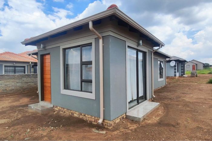 Vanderbijlpark CE7 House For Sale: 3 beds, wheelchair accessible, near schools and shops.