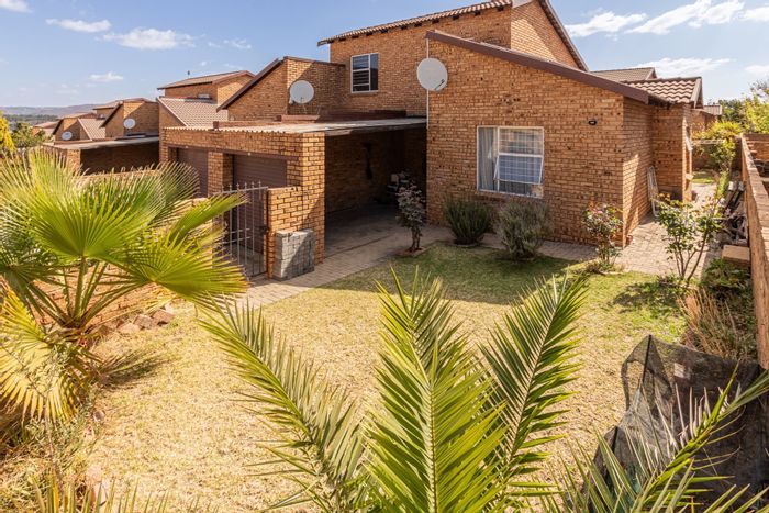 Honeypark Townhouse To Rent: 2 beds, garden, loft, solar inverter, pet-friendly.