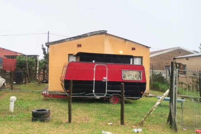 For Sale: House in Wells Estate with 2 bedrooms, parking, and close to shops.