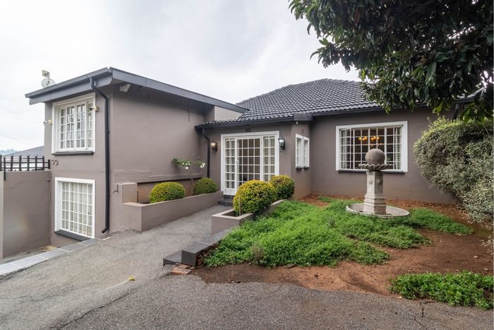 Kensington House For Sale: Spacious home with garden, cottage, and ample parking.