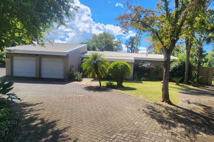 For Sale: House in Schuinshoogte with pool, study, and spacious garden.