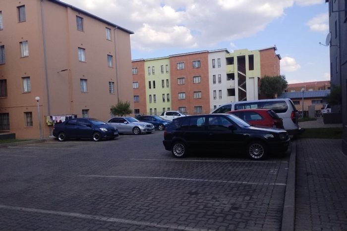For Sale: 2-Bedroom Apartment in Jabulani with Balcony, Garden, and Parking.
