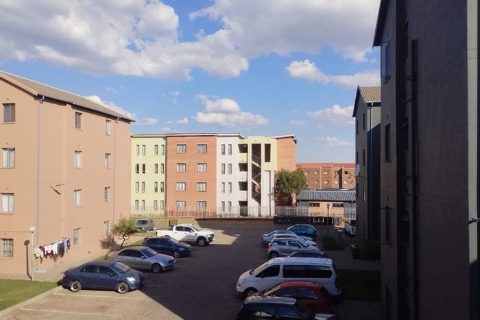 Jabulani Apartment For Sale: 3 beds, 2 baths, balcony, fiber internet, secure parking.