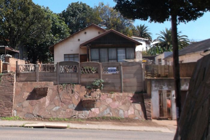 House For Sale in Fishers Hill: 3 beds, garden, parking, renovation potential.