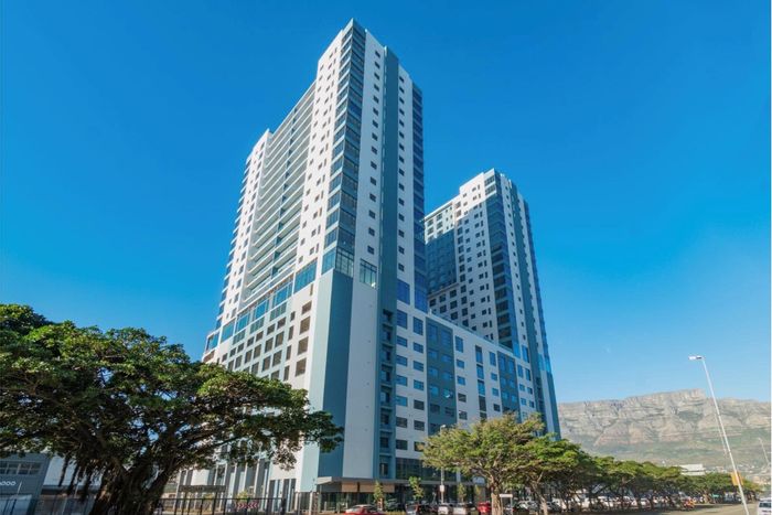Foreshore Apartment To Rent: 3 beds, pool, lounge, secure parking, city views.