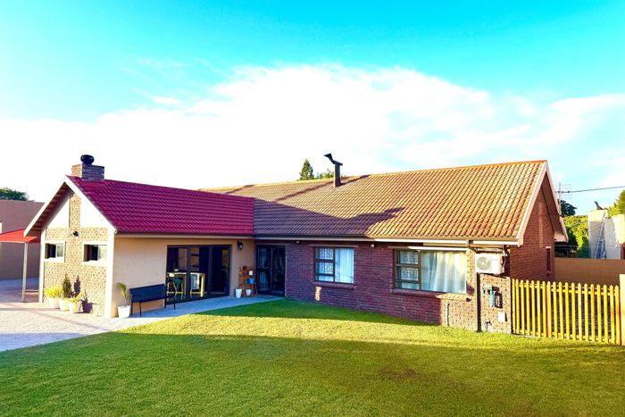 Middedorp House For Sale: Steps from beach, spacious garden, ideal for rentals.
