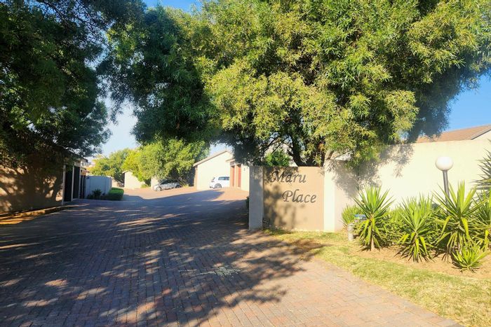 Kosmosdal Townhouse To Rent: 2 beds, garden, clubhouse, 24-hour security.