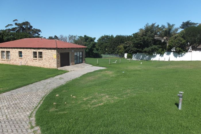 Townhouse For Sale in Humansdorp Central: 2-bed home, development potential, secure location.