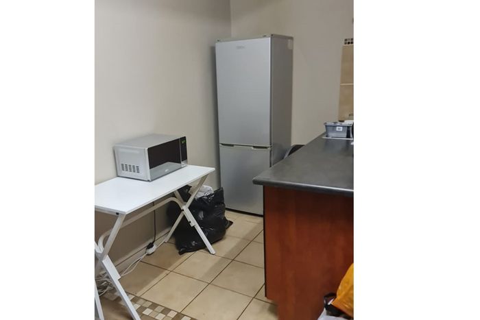Cottage To Rent in Bonaero Park: 1 bedroom, garage, kitchen, utilities included.