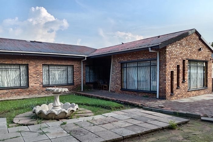 For Sale: House in Bethal Central with flatlet, garages, and spacious living areas.