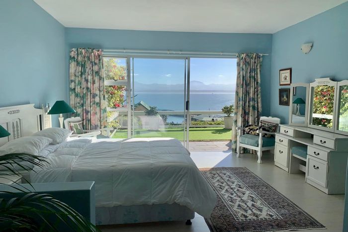 Sea view apartment for rent in Mossel Bay Central; includes utilities, pet friendly.